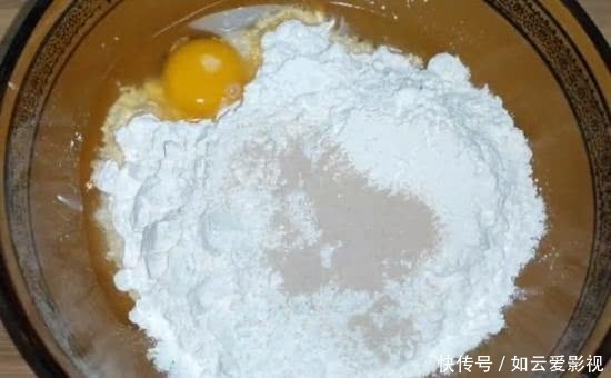 美味|教你一个最简单的油条做法,只添加鸡蛋和酵母,营养美味又健康