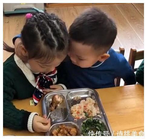 宝妈|可爱,龙凤胎宝宝共吃一份饭,姐姐吹凉了喂弟弟,弟弟顶脑门感谢