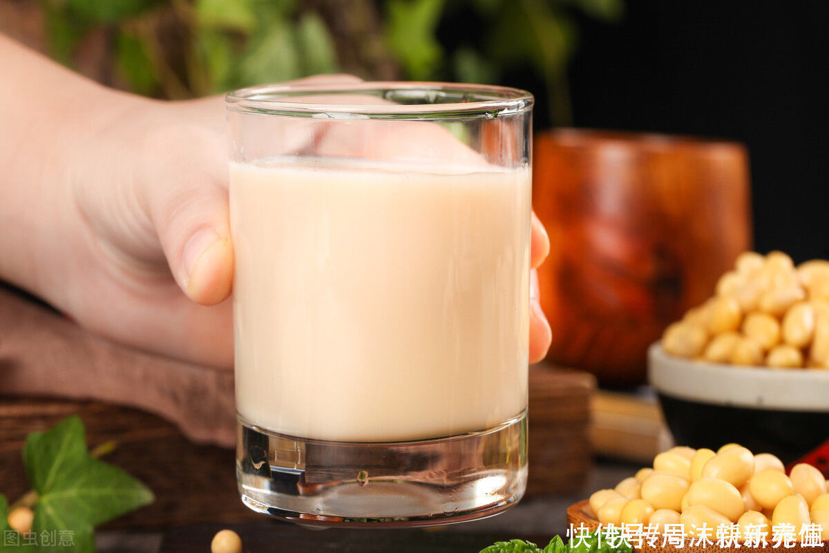 豆?jié){|早晨是養(yǎng)肝“黃金期”，醫(yī)生：多吃兩種食物，肝臟或會(huì)慢慢好轉(zhuǎn)