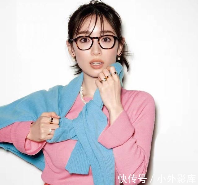 叠穿 必学!初秋针织衫的“个性叠穿”法,穿衣小白瞬间晋级时髦精!