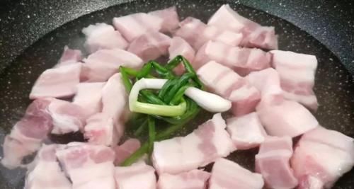 做红烧肉时，不要直接上锅炖，多做一步，肉质鲜美软烂，还不柴