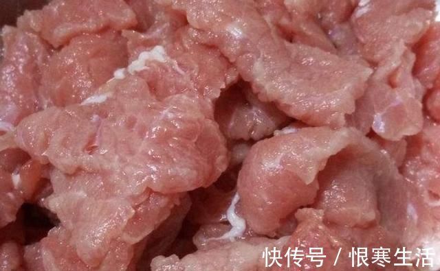 牛肉|炒牛肉时，牛肉一炒就老学会2个小妙招，不老不柴，鲜嫩没腥味