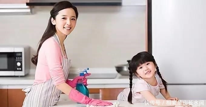 老严|家长在饭桌上常说的这三句话,容易把娃养成白眼狼,别不当回事