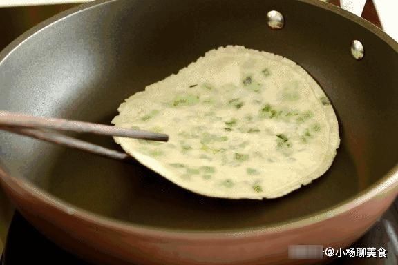 做葱油饼时，除了加水，老师傅还多加了“这2样”，难怪这么好吃
