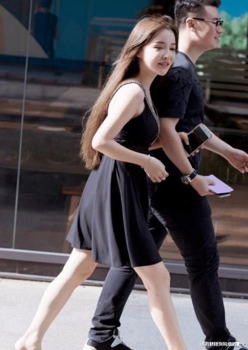 小哥可谓人生赢家，连走路都春风得意