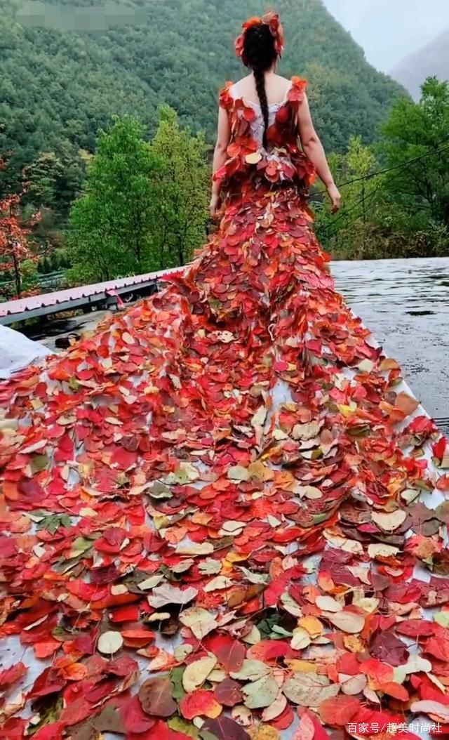 民族服饰@甘肃姑娘创新改造服装引关注，上演农村时装秀，环保创意获赞