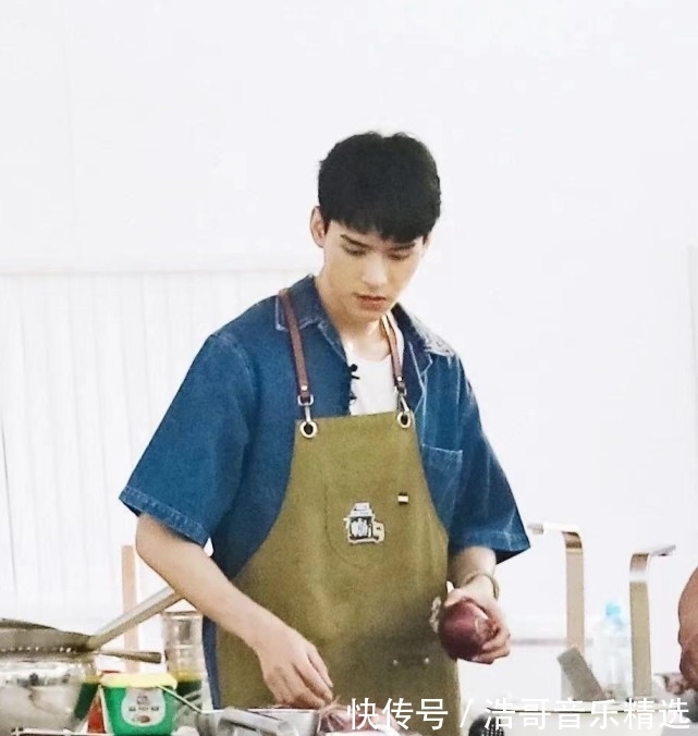 周也|中餐廳最新路透，姚安娜多看龔俊一眼都被罵，節(jié)目未播就遭受網(wǎng)暴