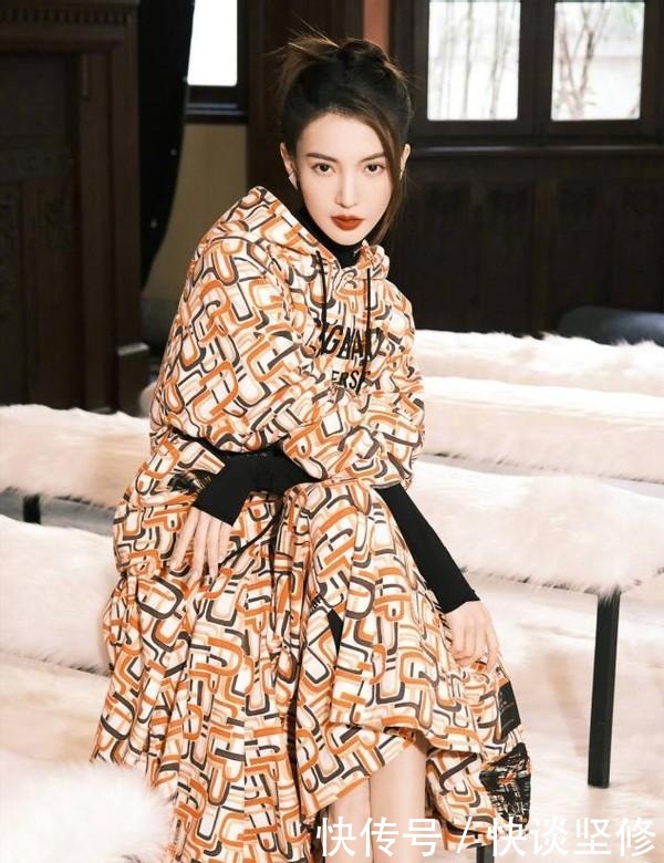 这才是早春流行的穿搭：“卫衣+半身裙” , 显高显瘦又不拖沓