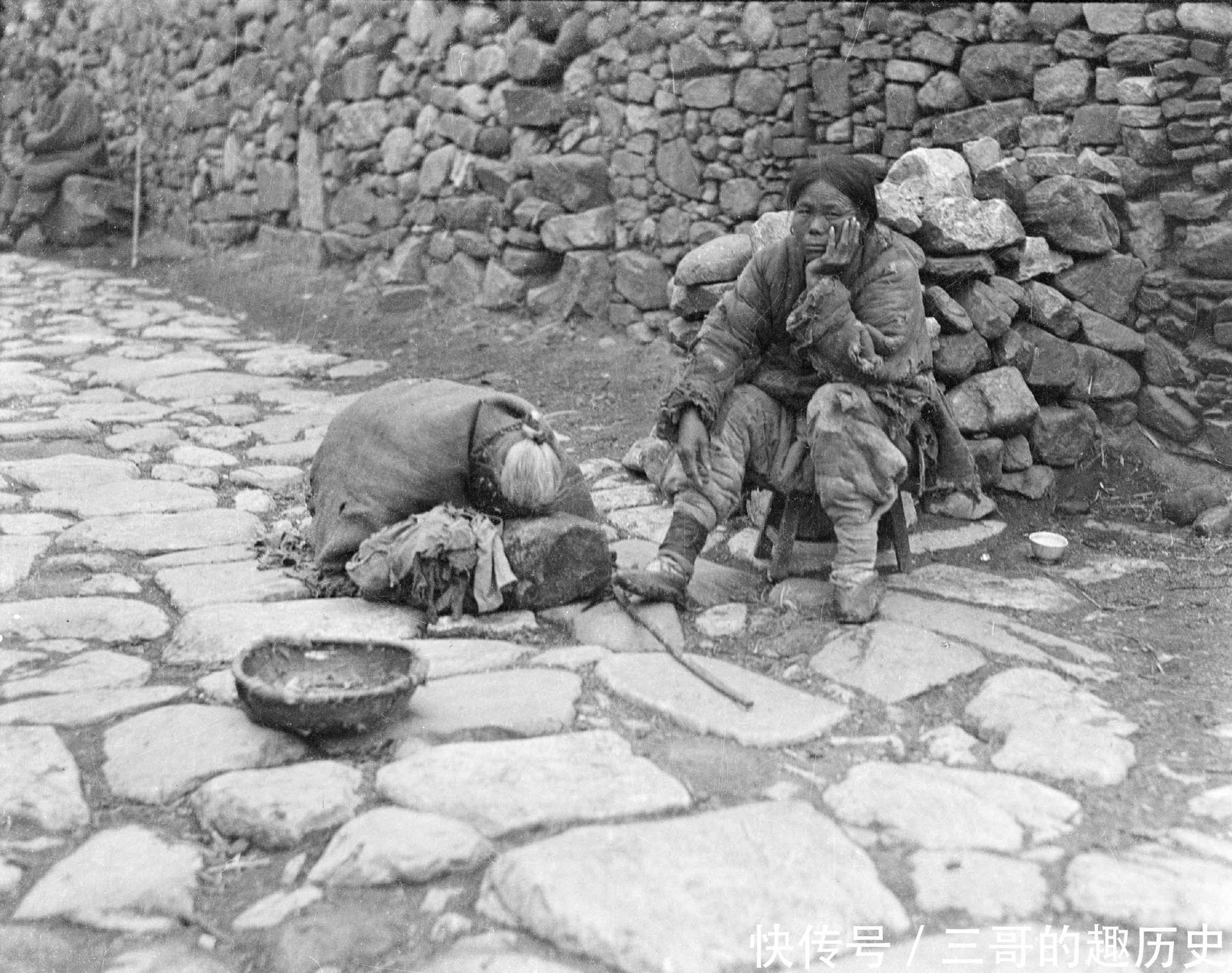 民国老照片：1919年泰山，小脚老妇徒步登山拜泰山娘娘