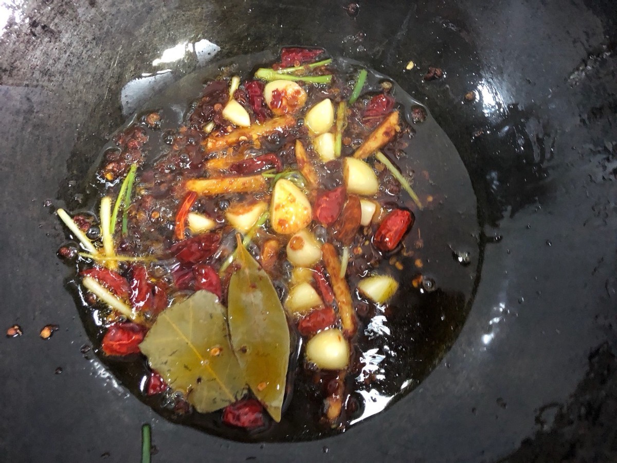 郫县豆瓣酱|这个季节的花甲又肥又鲜美，配上酱料简单一炒，鲜美又下饭