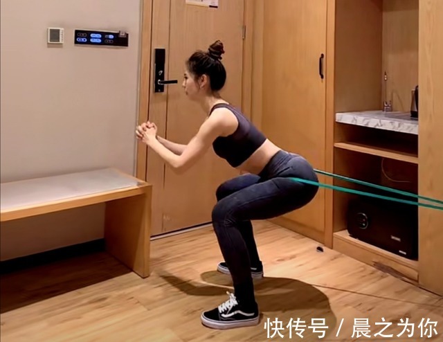 lucy|巴塞罗那健身女孩,腰臀比性感撩人,5个动作get同款腰臀比