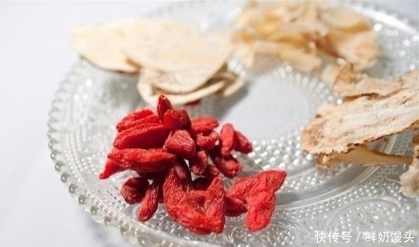 脾虚泄泻|黄芪和它“天生一对”,经常泡水喝,排毒养肝,血栓悄悄溜走