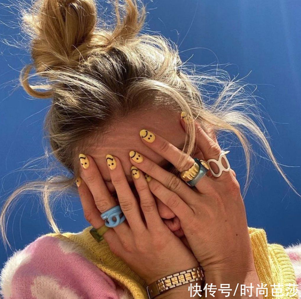 看到Jennie晒手上的戒指，终于找到原因了