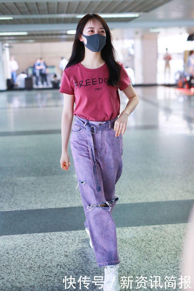 秦牛正威穿粉色T恤搭配紫色破洞牛仔裤,清新唯美,潮流又时尚