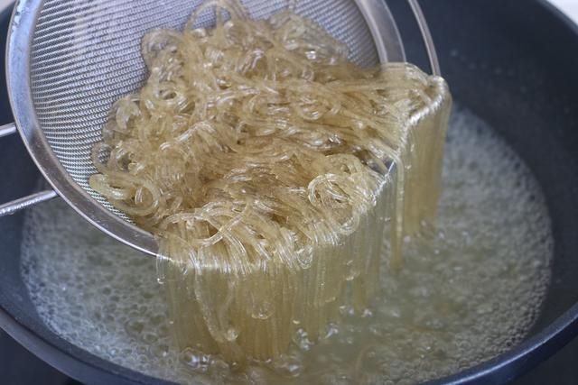关键点|做肉末炒粉条，记住两个关键点，不管放多久，粉条都不粘不坨