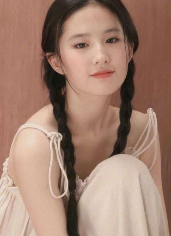 脸上有这5个“特性”的女生，平时都非常有气质，即便素颜也非常好看