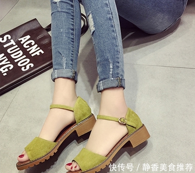 四十四岁妈妈,不穿高跟鞋,平时的她就穿这样的凉鞋,优雅年轻多
