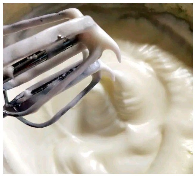 小孩嘴馋想吃蛋糕，没有淡奶油，妈妈用这个方法，酸酸甜甜更美味