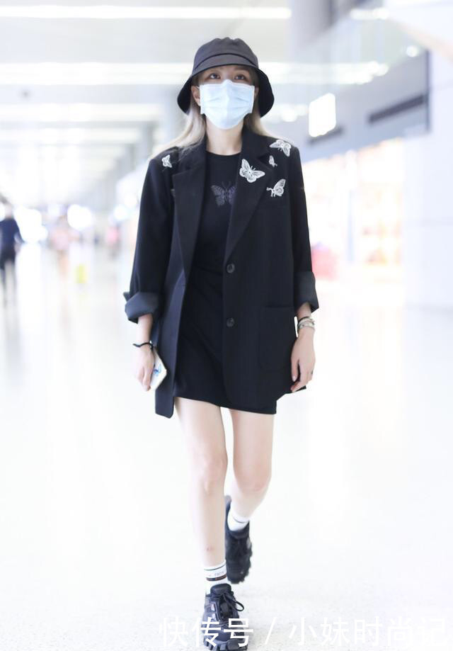 连衣裙|周扬青暗黑霸气穿搭! 宽肩西装配蝴蝶印花连衣裙, 素颜出镜也难掩魅力