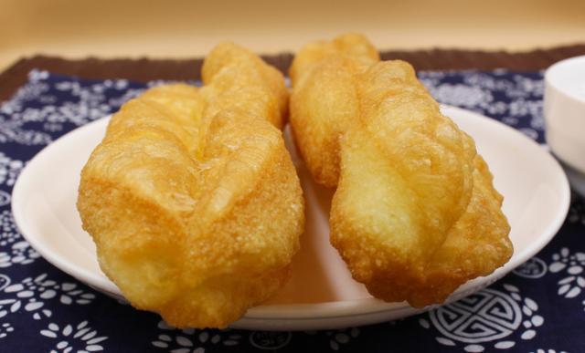 爱吃油条收藏了，教你一招，早上只需几分钟，热腾腾的油条出锅