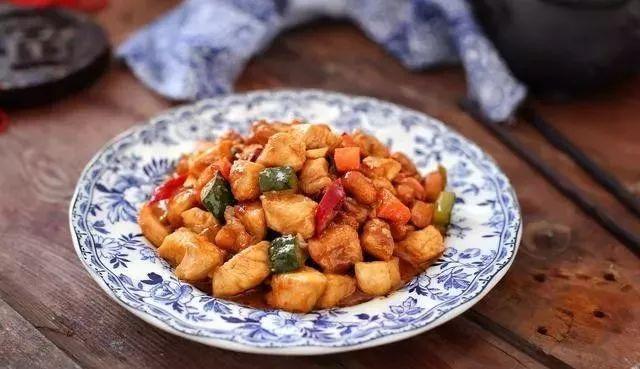 天冷了菜冷得快,吃点热乎的暖和,一家人围着吃