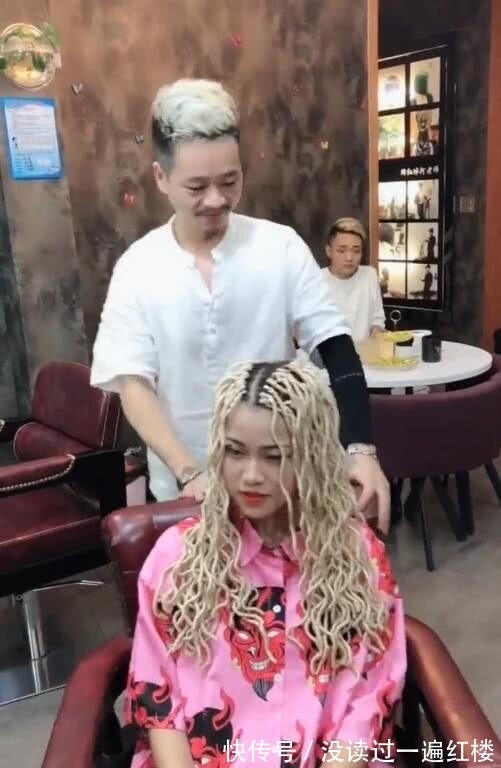 美女 “拖把发型”美女火了,造型怪异,网友:以为泡面洒在了头上