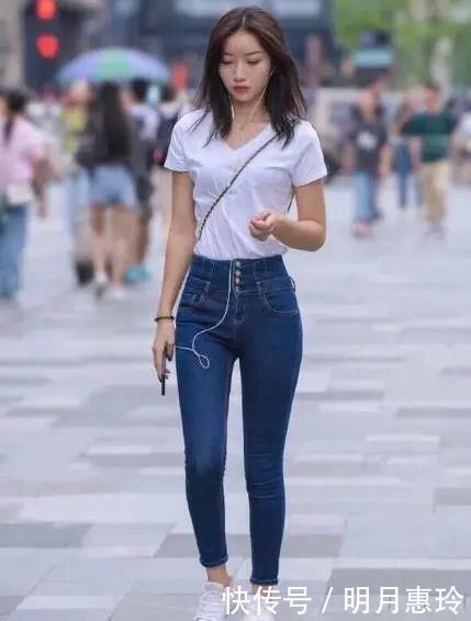 牛仔裤散发出休闲和优雅的味道,同时又不失优雅和大方