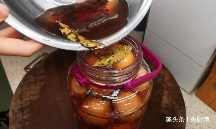 腌鸡蛋只放盐大错特错,最后一步加点它,鸡蛋不臭,个个起沙流油