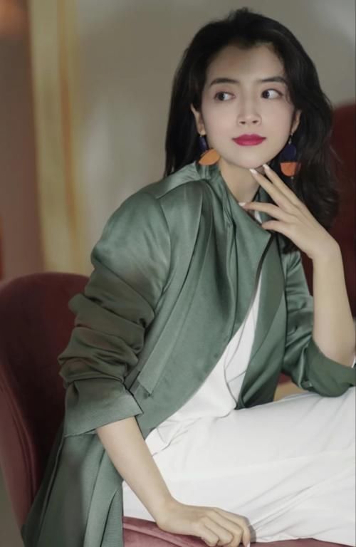 春天穿“绿色”火了,看2种色系,4个配色的百变造型,会穿就美