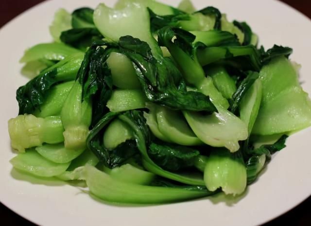 想吃脆嫩不变色的炒青菜，别再直接下锅炒，学会这招，好吃又好看