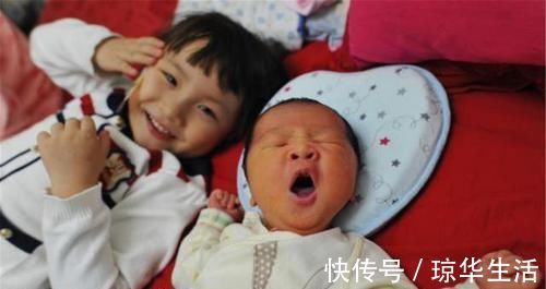 二胎家庭|哥哥第一次听3个月大妹妹叫自己，激动瞪大眼睛直鼓掌，萌化了