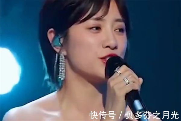 中国新歌声|主持人穿衣失误少穿了一件衣服，张国立全程目不斜视