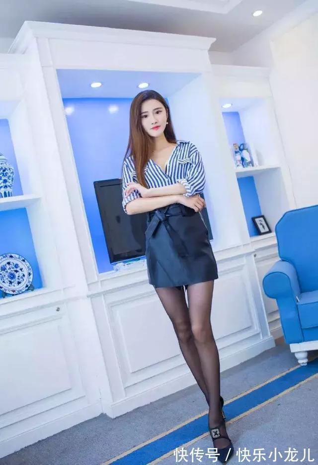 身上穿着 高跟凉鞋,优雅的绑带缠绕在脚踝之上,一种波西米亚的风情