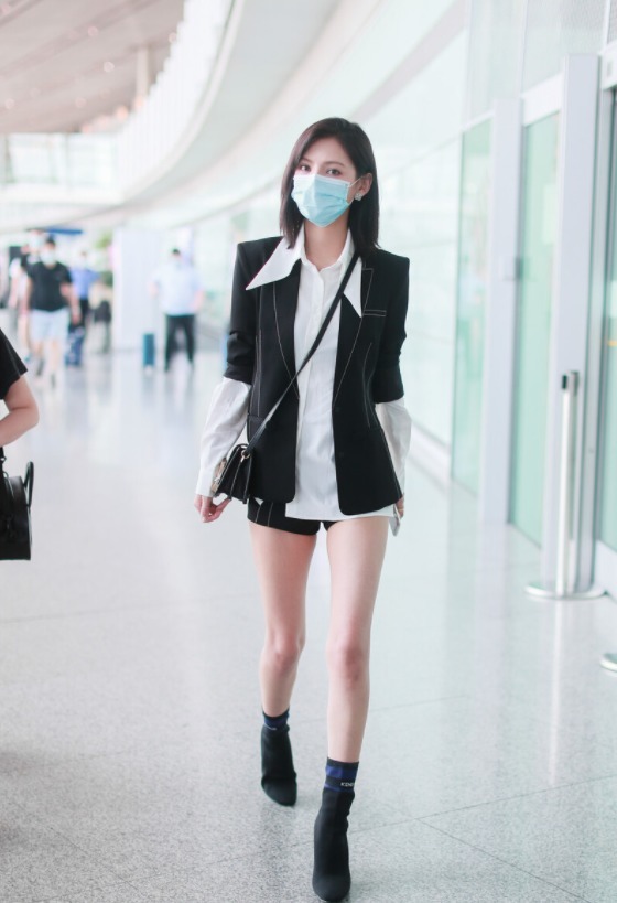 造型|张予曦真洋气,白衬衫配黑西装干练利落,秀出“漫画腿”真让人酸
