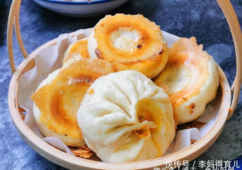  40岁阿姨的一人食早餐，素馅煎包搭配米粥，清淡不腻吃得舒服