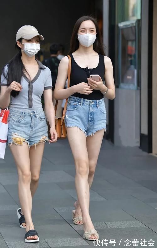 牛仔裤|黑色无袖T恤,搭配破烂款牛仔裤,穿出魅力十足的美