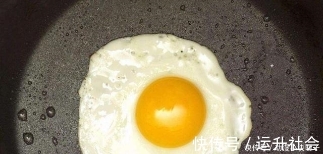难吃|煎荷包蛋时,用冷油还是热油下锅?10人做8人错,难怪粘锅又难吃