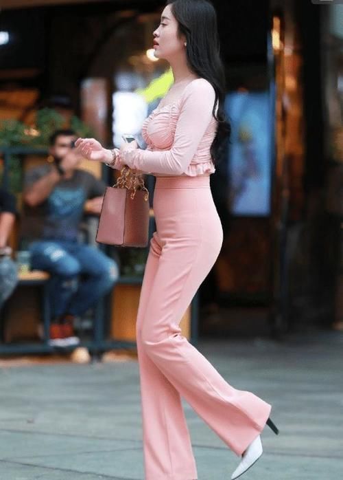 冬季搭配喇叭裤,使造型稍微增加休闲的个性,尽显时尚美丽