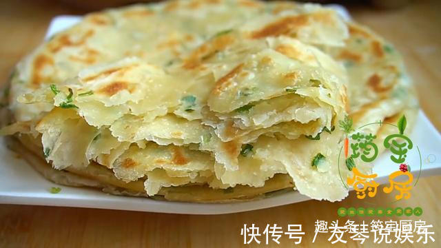 做孩子更易消化的烫面饼,柔软又筋道,筠宝一口气吃三块