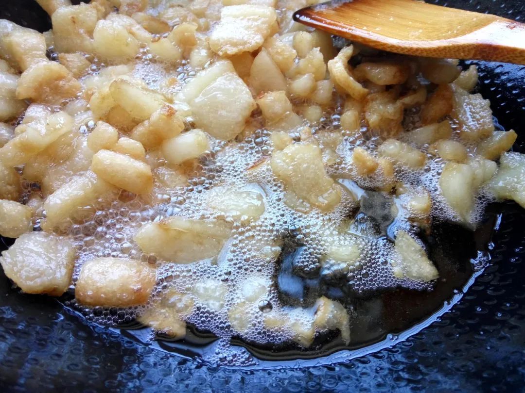 油渣|猪油渣到底能不能吃?对健康有益还是有害?听听营养专家怎么说