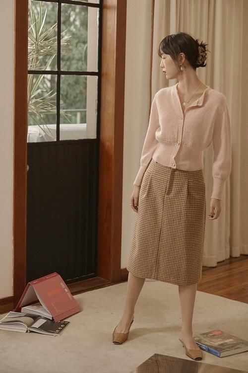 今年流行“复古小开衫＋半身长裙”，早春这么穿显瘦，优雅有气质