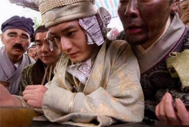 登基|皇子装疯37年, 被当傀儡推上帝位, 登基后第一道圣旨, 让百官胆寒