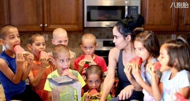 生下|超级妈妈生下6胎后又怀8胞胎,10年生下14个娃,如今过得咋样