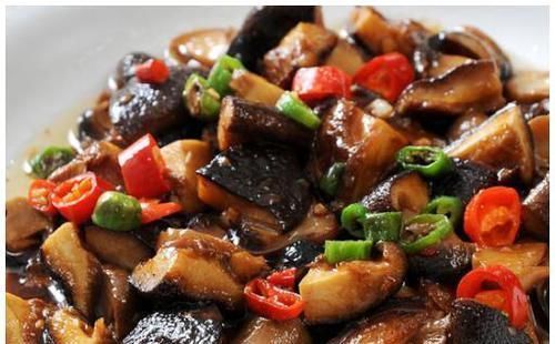 香菇和此物一起炒,每天一盘,杀菌消炎,呵护子宫,皮肤越发细腻