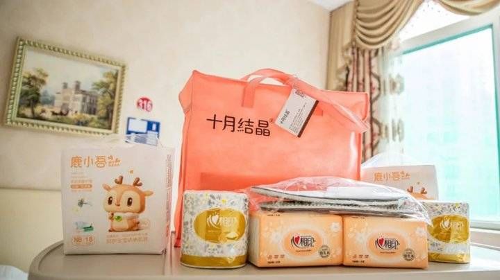 分娩|济南:当助产士的大手和2630g女宝宝的小脚碰在一起……