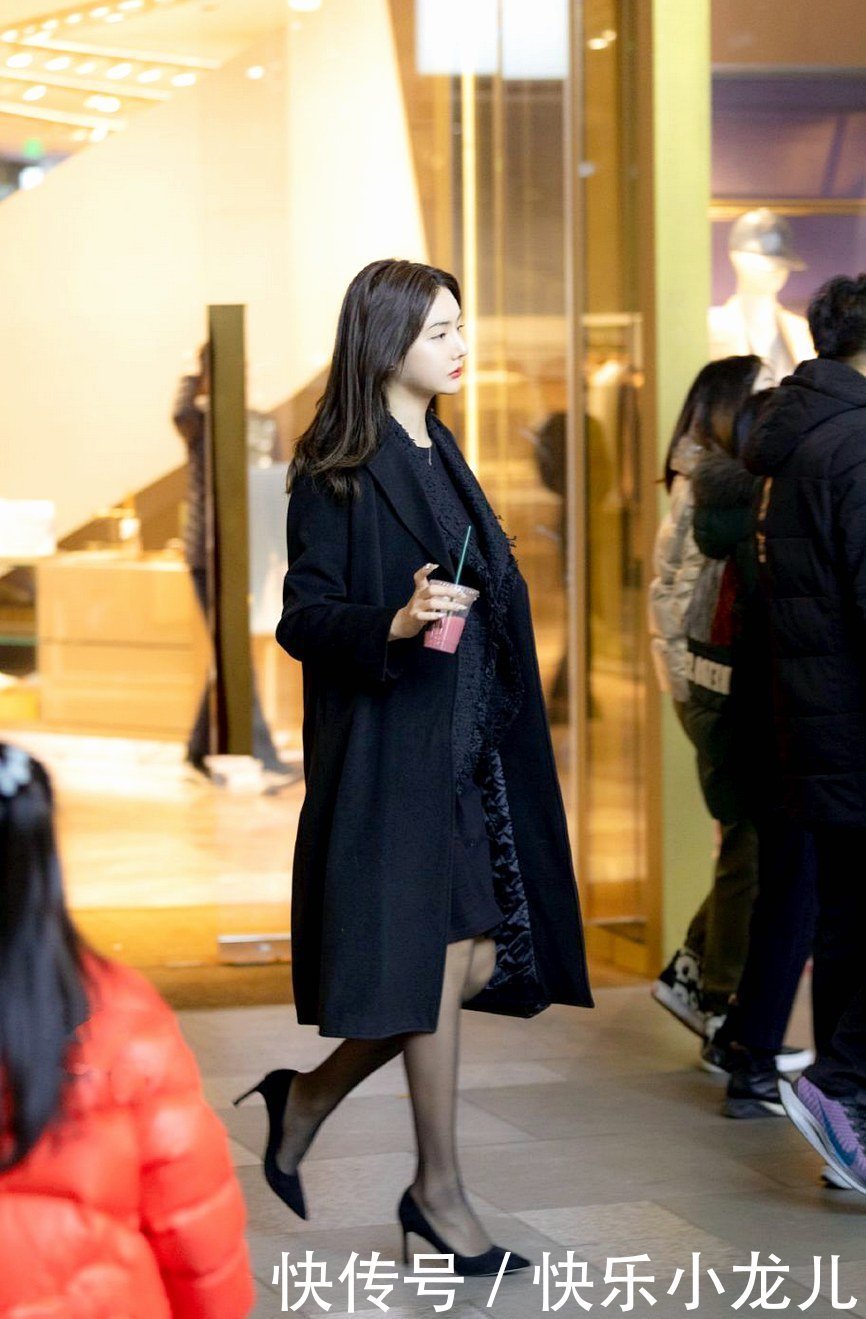 不过时的黑色大衣有多好穿?看了你就知道,给你冬日的法式优雅