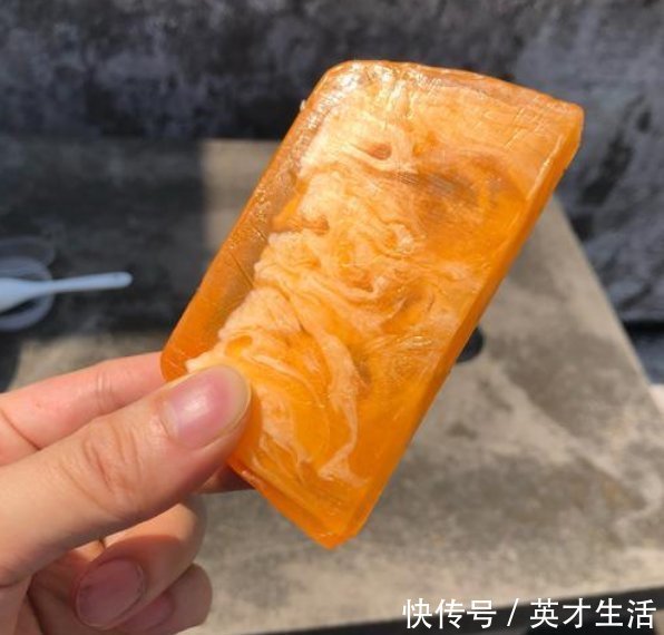 脸上皮肤好的女人,与这4个洗脸习惯有关,现在了解很受益