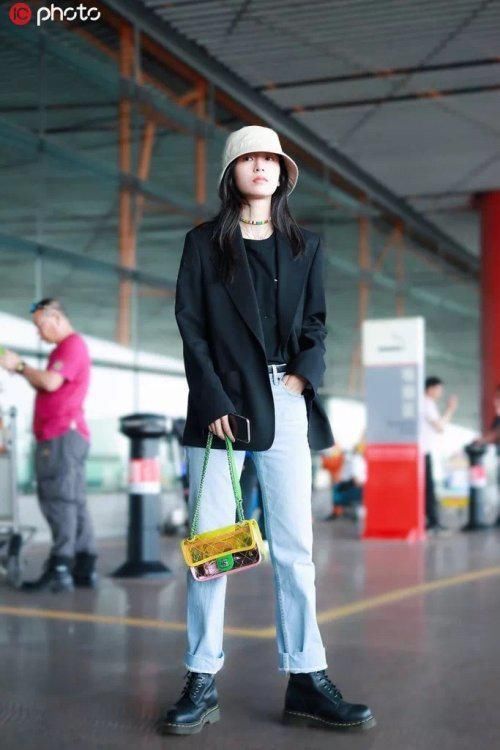 西装外套不会搭配,一件牛仔单品就够了,各种风格完美拿捏!