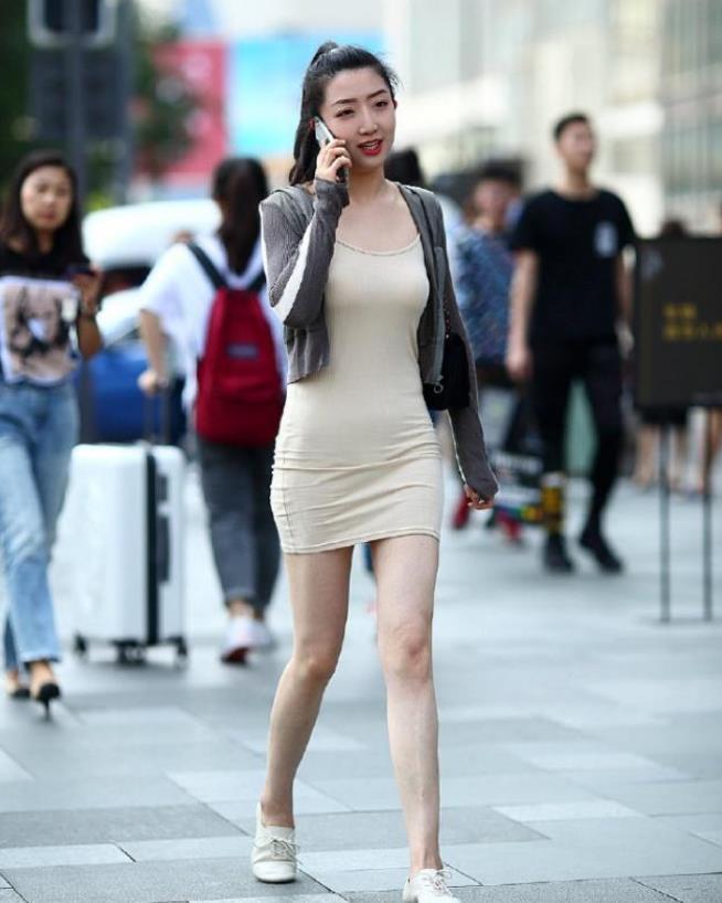 美女|身穿收腰紧身裙的小美女,搭配短款的长袖,高高的马尾辫十分的有型