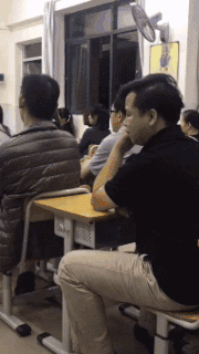 |幽默笑话:昨晚在饭馆吃面,正好碰到食堂大叔就把钱一起付了